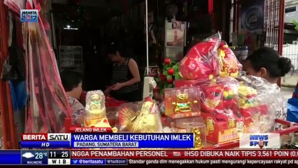 Jelang Imlek, Warga Memburu Pernak Pernik Imlek
