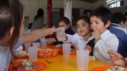 مدرسة في الأورغواي تعلم الأطفال الأكل مما يزرعون