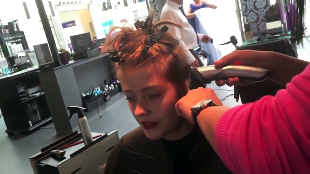 Girl Miley Cyrus Pixie Haircut-TnMoGIVAxv8
