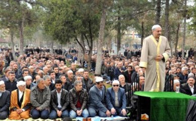 ''Sivil Cuma Namazı'' Kıldıran HDP'li Vekil Erdoğmuş Beraat Etti