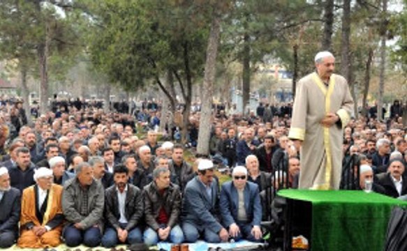 ''Sivil Cuma Namazı'' Kıldıran HDP'li Vekil Erdoğmuş Beraat Etti