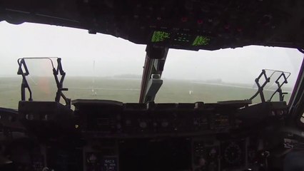 下载视频: Une journée dans la peau d'un parachutiste de l'armée US - POV footage of paratroopers day