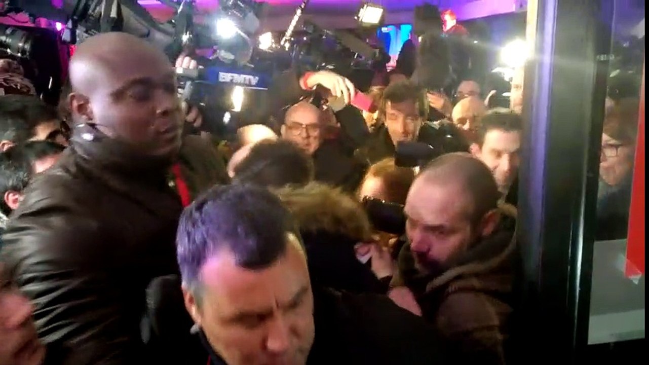 L'arrivée de Benoît Hamon à son QG le soir des primaires