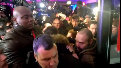 L'arrivée de Benoît Hamon à son QG le soir des primaires