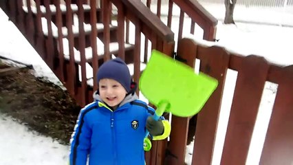 Эрик чистит снег. Снежная Миннесота