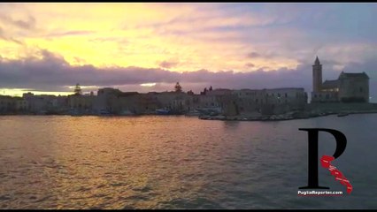 Trani, il panorama mozzafiato "offeso" dai rifiuti galleggianti sull'acqua