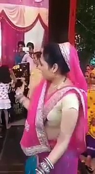 Desi Housewife Dance at marriage on dj songs MarwadiDesi Bhabhi Dance