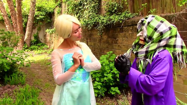 Ариэль и человек-паук против Джокером: Ариэль получает операцию! Сумасшедший цвет ballpit шарики супергерои в реальной жизни