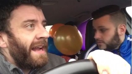 Ballons d'hélium dans une voiture (Vine)