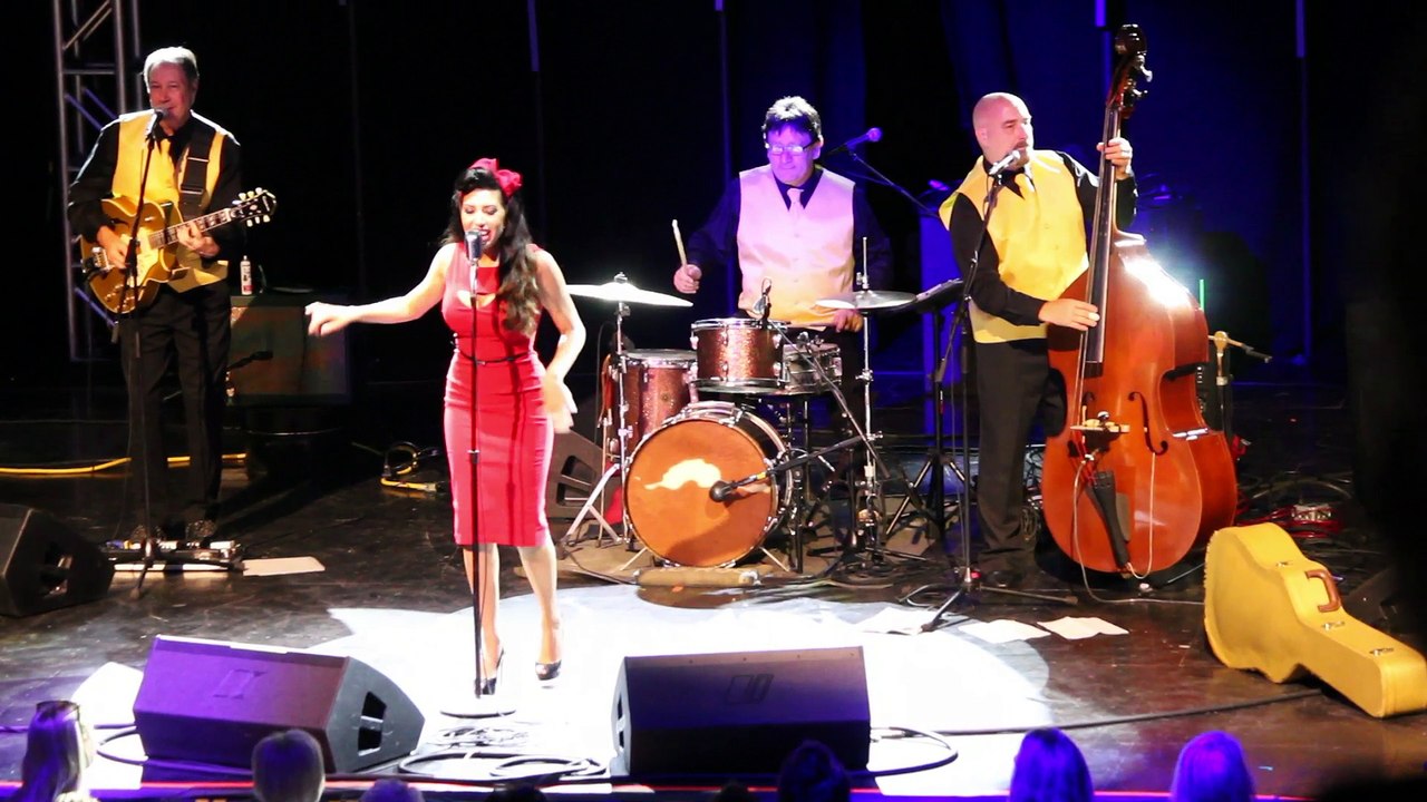 Stephanie Zeligman sings 'Barefoot Baby' Elvis 56 Elvis Week 2016