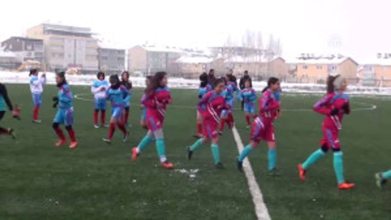 Üşüyen Rakiplerini Ateş Yakıp Isıttılar