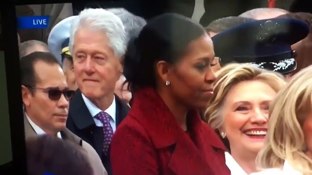 Bill Clinton se fait griller par Hillary en train de mater la femme de Trump !