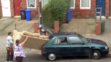 Ils s'entêtent à faire passer un canapé dans une voiture clairement trop petite