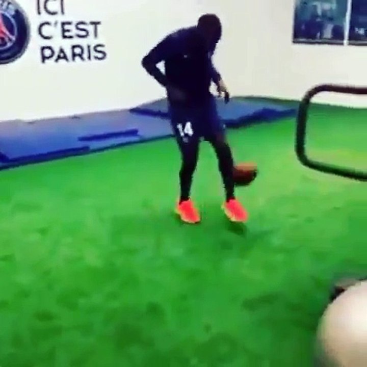 Matuidi répond à ses détracteurs avec un ballon de football américain