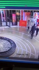 Une femme beaucoup trop absorbée par son téléphone se fait punir (Chine)