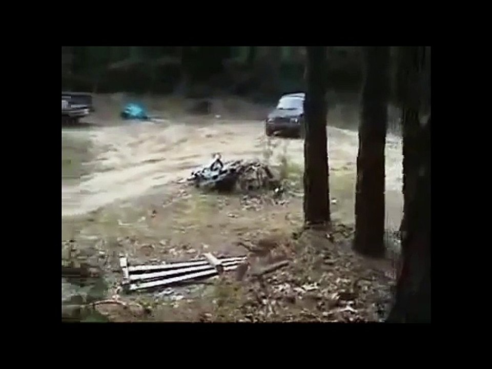 Un conducteur fait un saut impressionnant avec son 4x4 !