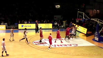 Le coup d’épaule d’un coach de basket empêchant un joueur adverse de sauver une balle de touche.
