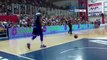 Ce basketteur se met à jongler au pied en plein match... Bizarre!