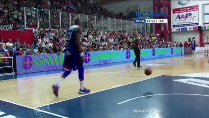 Video herunterladen: Ce basketteur se met à jongler au pied en plein match... Bizarre!