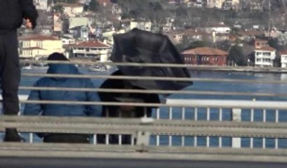 Elinde Şemsiye ile Köprüden Atlamaya Kalktı
