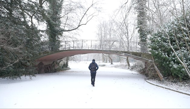 Froid promenade sur le lac gelé à l'Orangerie