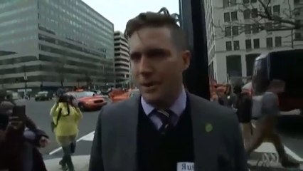 Le néo-nazie Richard Spencer se prend une droite pendant un interview.