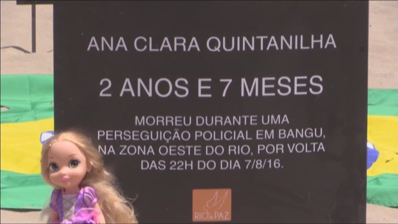 Peluches en la playa para protestar contra las muertes de niños por balas perdidas en Río