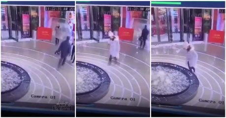 Apenas uma mulher muito vidrada no telemóvel durante ida ao shopping... pobre coitada!