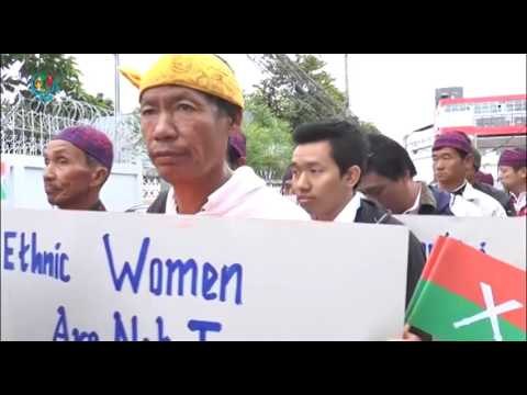 DVB - ကခ်င္ျပည္နယ္ထုိးစစ္ ဆင္ေနတာေတြ ရပ္တန္႔ဖုိ႔ ခ်င္းမိုင္ ျမန္မာေကာင္စစ္၀န္ရုံးေရွ႔ ဆႏၵျပ