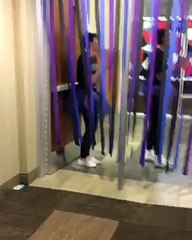 Une fille court à travers des lanières