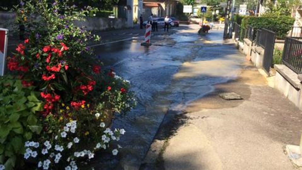 Spectaculaire fuite d'eau à...