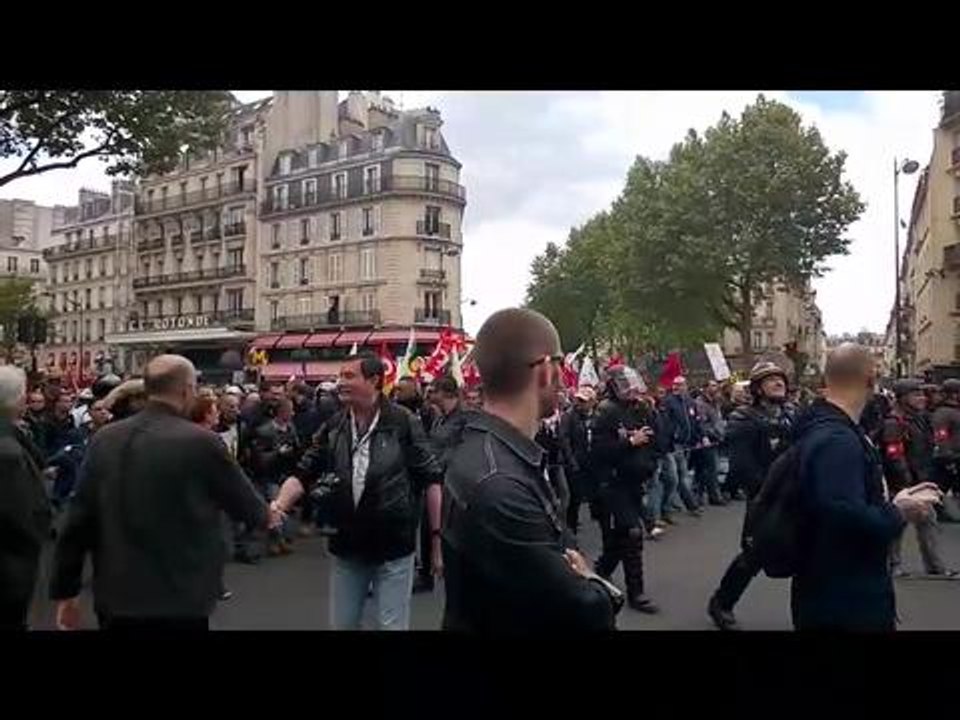 Manifestation à Paris angle boulevard Raspail et Montparnasse...
