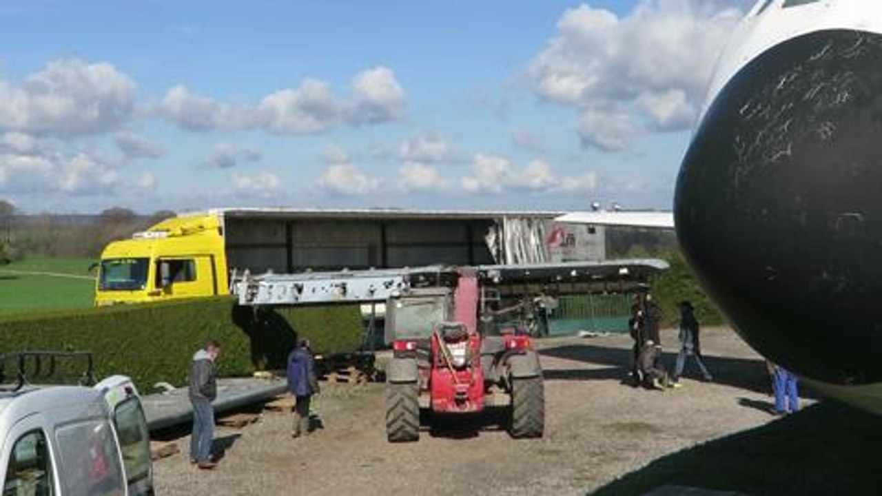 Le déchargement des ailes des avions Antonov en...