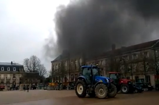 Lunéville : les agriculteurs ont déversé des pneus devant la permanence du député Jacques...