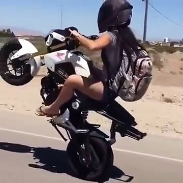 Menina no grau de mini moto Honda MSX 125