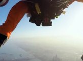 Video Dos hombres en Jetpacks vuelan junto al avión más grande del mundo