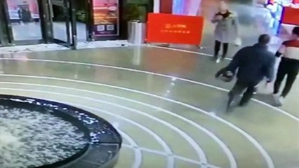 Mulher distraida no celular cai em fonte| Mobile phone addict is so focused on her screen she walks into a nasty surpris