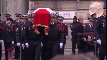 Francia rinde homenaje al policía asesinado en los Campos Elíseos