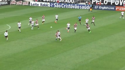 Passou reto! Jadson dá lençol e entorta adversário. Veja!