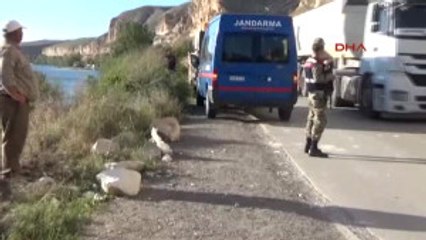 Şanlıurfa - Yola Düşen Kayalardan Kurtulmak Isterken Otomobiliyle Nehre Yuvarlandı