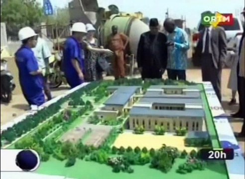 Le Ministre de l’Emploi et de la Formation Professionnelle en compagnie de l’Ambassadrice de la République Populaire de Chine en visite sur le terrain de construction du Centre de Formation Professionnel du Mali