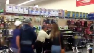 Familia golpea a policías de Walmart, por no dejar jugar a su hija con una pelota de la tienda