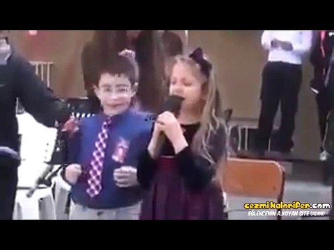 Nostaljik: 23 Nisan Töreni'nde Şiir Okurken Gülme Krizine Giren Çocuk
