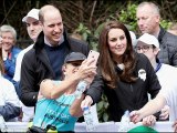 Duchess of Cambridge greets London marathon runners