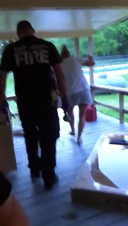 Une femme se coince la main dans la cuvette de ses toilettes