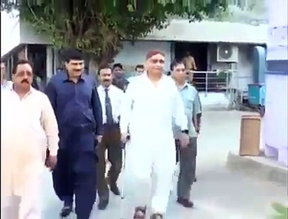 Dr asim imamat kara raha hay ڈاکٹر عاصم امامت کرا رہا ہے۔