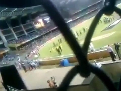 Virat Kohli Abusing with Crowd After Bold in IPL Match