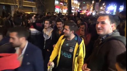 Fenerbahçeli Taraftalar Galibiyeti Aslan Heykeline Binerek Kutladı