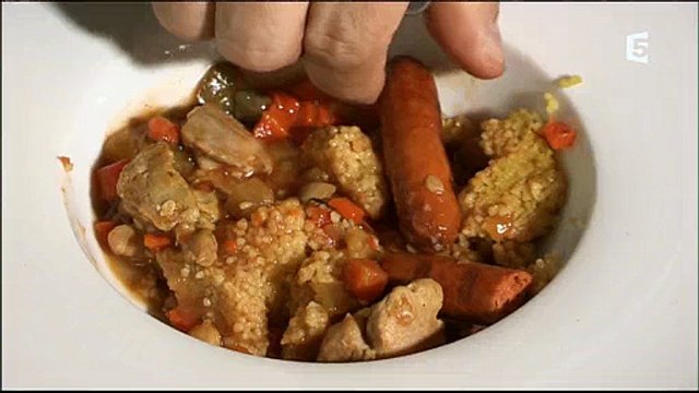 Périco Légasse goûte des couscous en boite vendus en supermarché et c'est... ignoble - Regardez