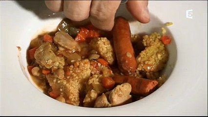 Périco Légasse goûte des couscous en boite vendus en supermarché et c'est... "ignoble" - Regardez